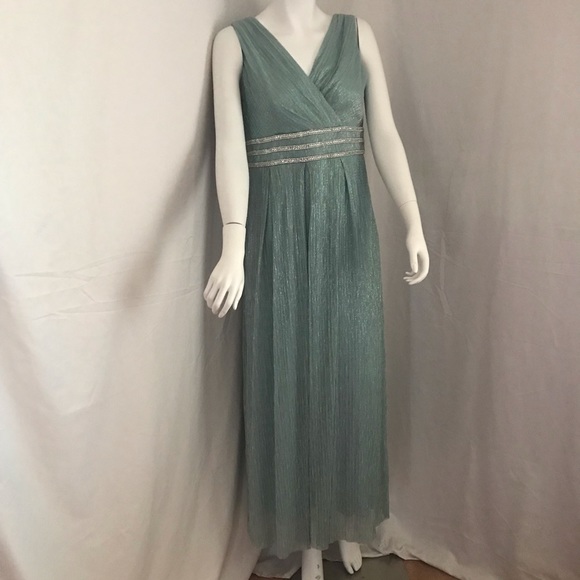 R&M Richarss Dresses & Skirts - Excellent used condition evening dress fully lined(no offer) unless you bundle